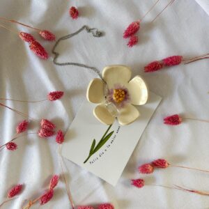 Flor eterna y piedra con significado